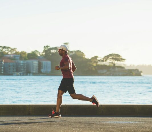 다이어트와 운동의 시너지 효과: 건강한 몸을 만드는 비밀 man running near sea during daytime