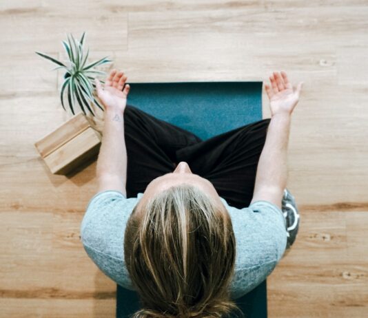 뱃살 타파를 위한 명상의 힘, 정신 건강 전문가들이 주목 woman in black shirt and gray pants sitting on brown wooden bench