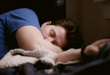 수면 무호흡증 관리와 치료법 woman in blue shirt lying on bed