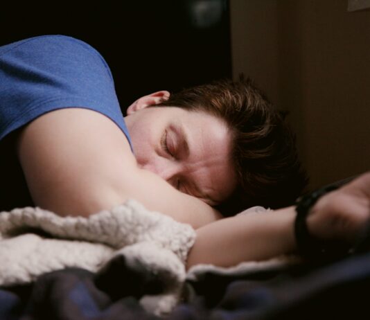 수면 무호흡증 관리와 치료법 woman in blue shirt lying on bed