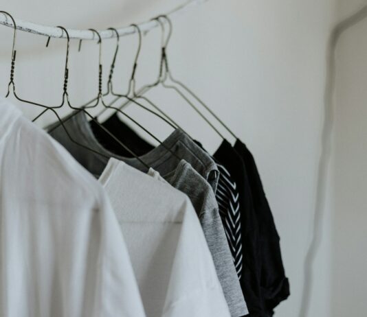 여름철 자외선 보호 의류 선택법 assorted-color shirt hanging beside wall