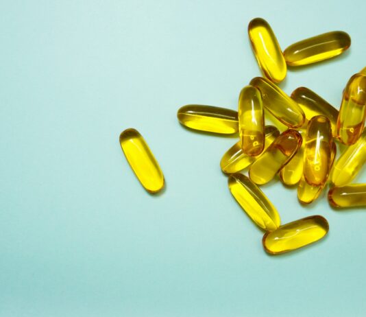 건강한 피부를 위한 식이 요법 brown and yellow medication tablets