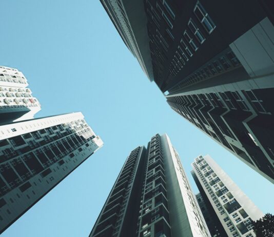 정부, 2029년까지 3기 신도시 중심 주택 23만 6000호 공급 looking up at tall buildings in a city