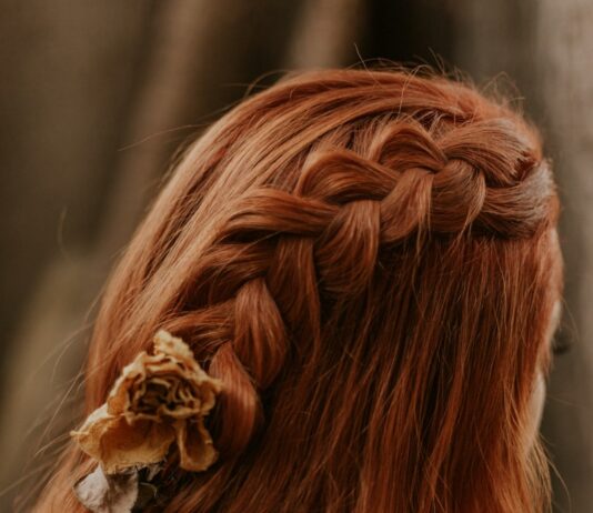 여름철 건강한 머리카락 유지법 women's red hair