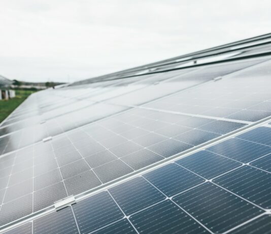 산업단지를 ‘태양광 발전’ 핵심 기지로…올해 시범사업 추진 a solar panel on a roof