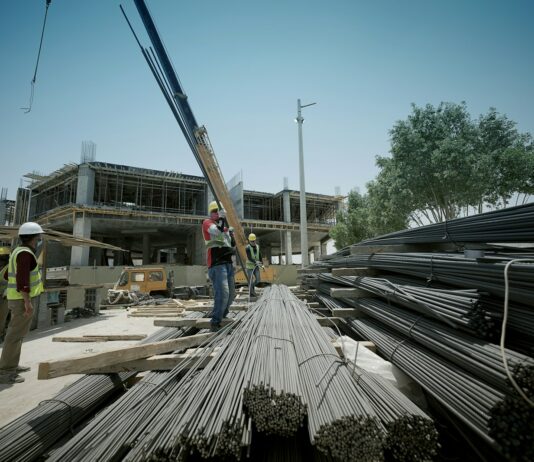 한 총리 “건설현장 오후 2시~5시 야외작업 중단·주기적 휴식” 당부 a group of men standing on top of a pile of metal