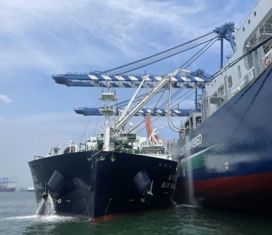 ‘국내 최초’ LNG 선박 벙커링·하역 동시작업 실증 성공