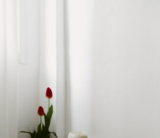 여름철 운동 후 수분 보충 음료 추천 round brown wooden stool