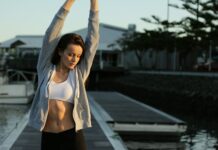 여름철 운동 전후 스트레칭의 중요성 woman standing on dock
