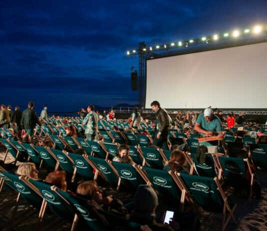 여름의 끝자락, 야외에서 즐기는 문화와 예술 group of people sitting on raw gray chairs