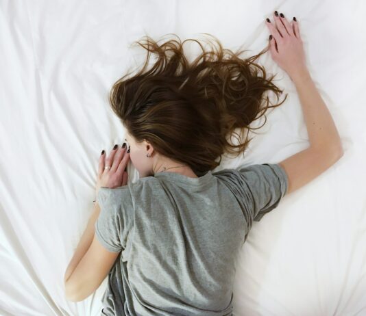 수면의 질 향상을 위한 팁: 수면 위생의 중요성 woman laying on bed