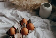 근력 훈련과 영양: 근육 성장에 필요한 필수 식품 brown eggs on white ceramic plate