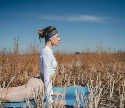 가을 운동 습관으로 다이어트와 건강 두 마리 토끼 잡기 woman in white long sleeve shirt and white pants sitting on blue wooden chair during daytime
