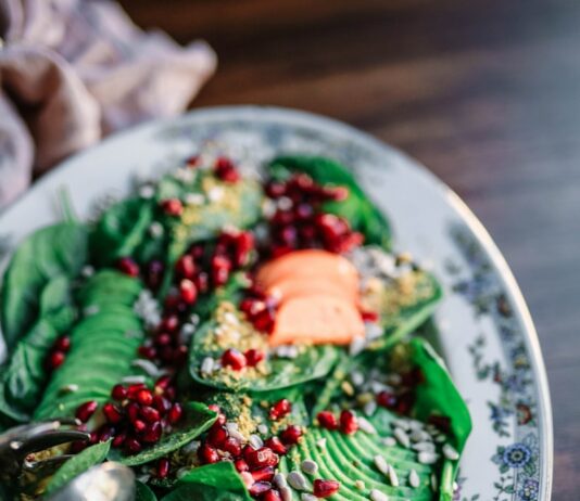 다이어트 중에도 즐길 수 있는 저탄수화물 레시피 추천 oval ceramic plate with and green and orange food