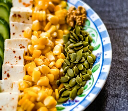 운동 후 회복 식사: 근육 성장과 재생을 위한 영양 yellow corn on white and blue ceramic plate