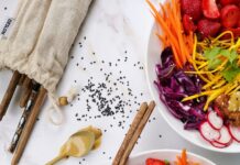 식사 계획의 중요성: 건강한 라이프스타일 만들기 two bowls of salad with strawberries, carrots, radishes, and