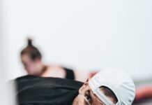 허리 통증 줄이기, 바른 자세 유지하기 man in black crew neck t-shirt wearing white cap and black framed eyeglasses