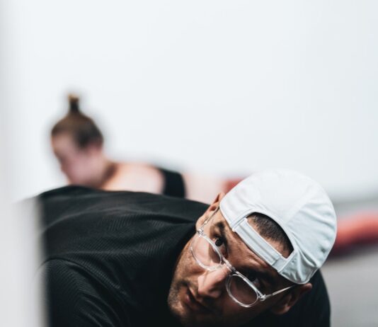 허리 통증 줄이기, 바른 자세 유지하기 man in black crew neck t-shirt wearing white cap and black framed eyeglasses