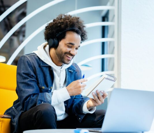 직장 생활의 스트레스를 극복하는 심리학 팁 a man sitting in front of a laptop computer
