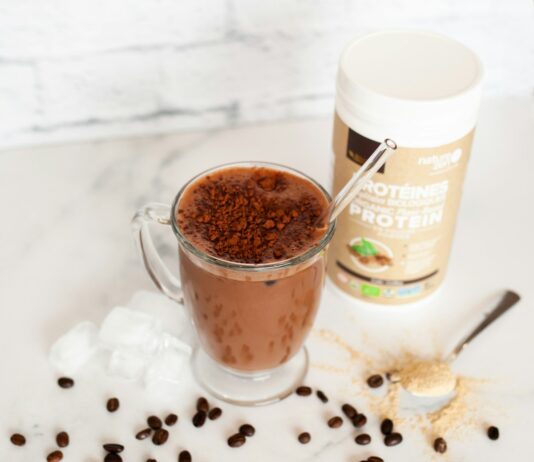 추운 계절에 유용한 다이어트 보조 식품 white ceramic mug with coffee