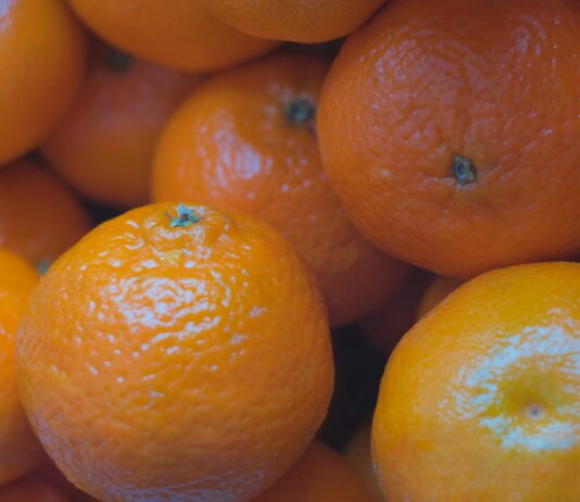 다이어트에 성공하기 위한 겨울철 습관 a pile of oranges sitting next to each other