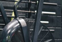 체력을 강화하는 안전한 운동 a close up of a bike with a fan on it