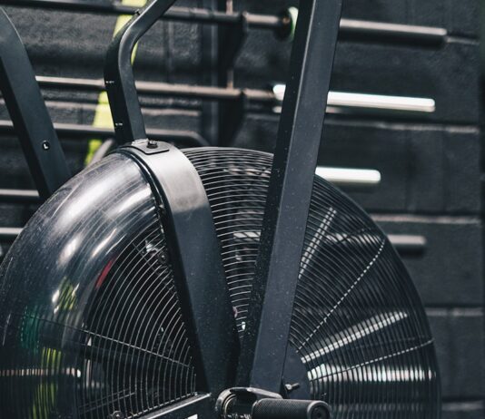 체력을 강화하는 안전한 운동 a close up of a bike with a fan on it