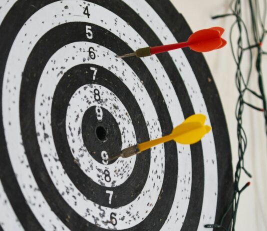 자기계발을 위한 목표 설정과 달성 전략 red and yellow hand tool