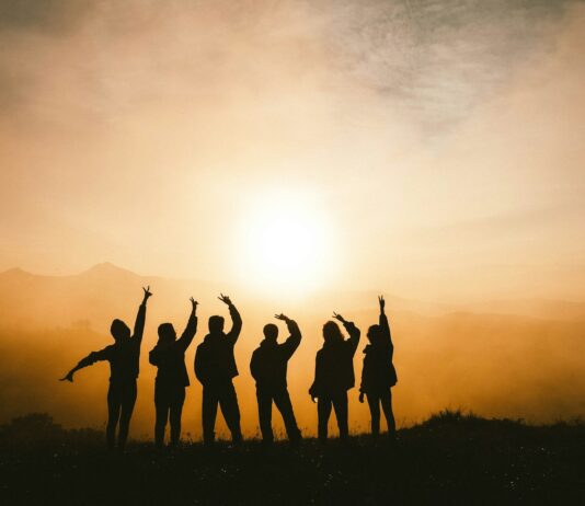 우울증 예방: 계절성 정서장애 극복법 silhouette photo of six persons on top of mountain