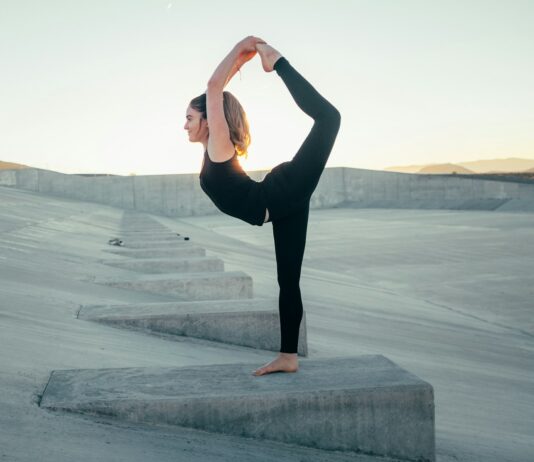뻣뻣하다고 느껴진다면… 지금 당장 스트레칭이 필요한 순간 shallow focus photo of woman in black sleeveless shirt doing yoga