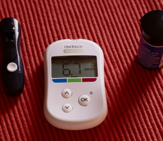 운동 부족이 건강에 가져오는 심각한 문제 white One Touch at 6.7 remote