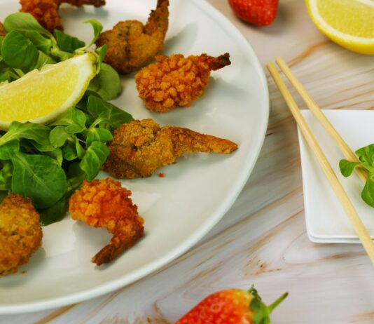체중감량을 위한 저탄수화물 식단 a white plate topped with shrimp and greens