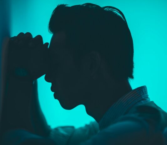 만성피로 증후군 극복, 올바른 생활습관이 해답이다 men's white dress shirt