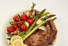저탄고지(LCHF) 식단, 체중감량 효과와 건강 논란 속 팽팽한 의견 대립 a plate of steak, asparagus, tomatoes, and asparagus