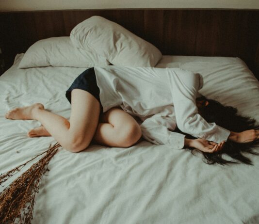 만성피로 증후군에 지쳤다면? 극복하는 방법은 여기! woman lying on bed