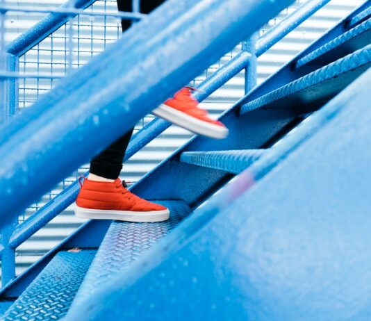 근육, 건강한 삶의 핵심을 잡다 person stepping on blue stairs