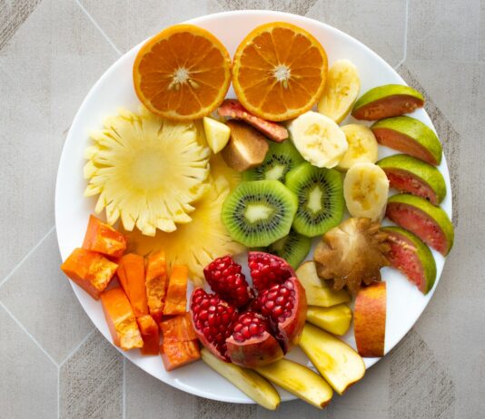 무더운 여름, 건강하게 보내는 5가지 생활수칙 a white plate topped with cut up fruit