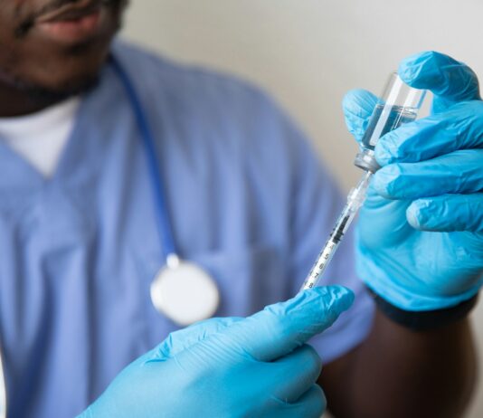 콩고민주공화국, 에볼라 발병… WHO 긴급 백신 접종 시작 a doctor examining a patient's teeth