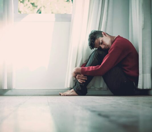 현대인을 위협하는 정신건강, 작은 습관이 큰 변화를 만든다 man beside white frame window