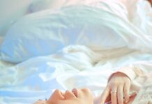 “아무리 자도 피곤해요”… 혹시 당신도 ‘수면 무호흡증’일 수 있습니다 woman in white shirt lying on bed