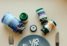 건강기능식품 부작용 보고 잇따라… 관리·감독 강화 요구 a plate of food and drinks