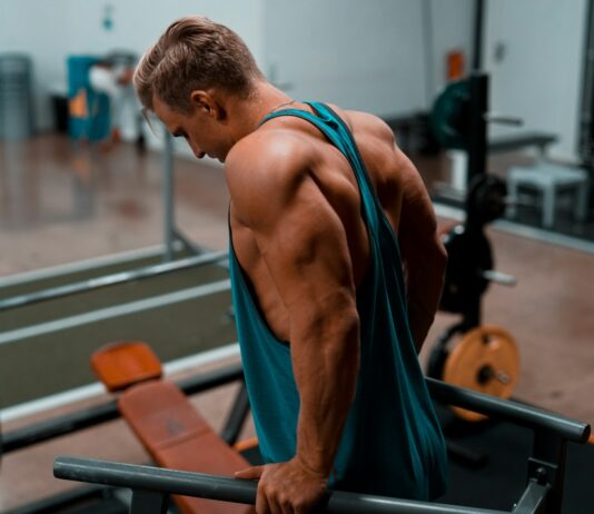 “근육 건강, 웰에이징의 핵심… 신체·정신 모두 지키는 ‘근육관리’ 열풍” man exercising in dip station