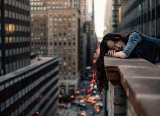 신체 에너지가 갑자기 꺼지는 ‘미세 번아웃’ 현상의 초기 신호들 woman leaning on top building rail during daytime