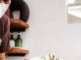 요즘 대세는 ‘두피 케어부터!’… 실생활에서 실천하는 건강한 헤어 관리법 A man getting a facial mask on his face