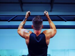“근육 건강, 일상 속 작은 변화로 챙긴다…집에서 시작하는 근육 지키기 루틴” man in black t-shirt and black pants doing exercise
