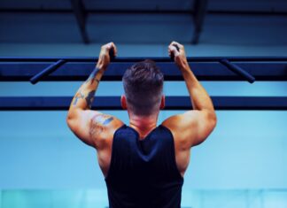 “근육 건강, 일상 속 작은 변화로 챙긴다…집에서 시작하는 근육 지키기 루틴” man in black t-shirt and black pants doing exercise