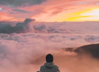 바쁜 일상 속 웰니스 문화, 작은 변화로 건강한 삶 만들기 man sitting on cliff
