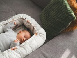 “뇌도 운동이 필요해요” 일상 속 뇌건강 지키는 최신 트렌드와 실천법 A newborn baby sleeps peacefully in a cozy nest.