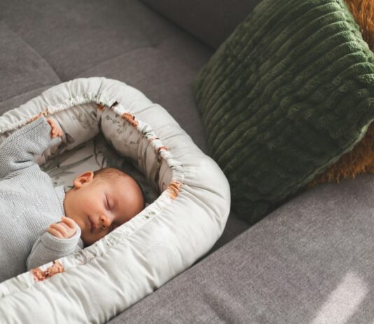 “뇌도 운동이 필요해요” 일상 속 뇌건강 지키는 최신 트렌드와 실천법 A newborn baby sleeps peacefully in a cozy nest.