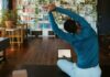 근육, 이제는 ‘건강 자산’…일상에서 실천하는 간단 근육 관리법 a man doing yoga in a living room